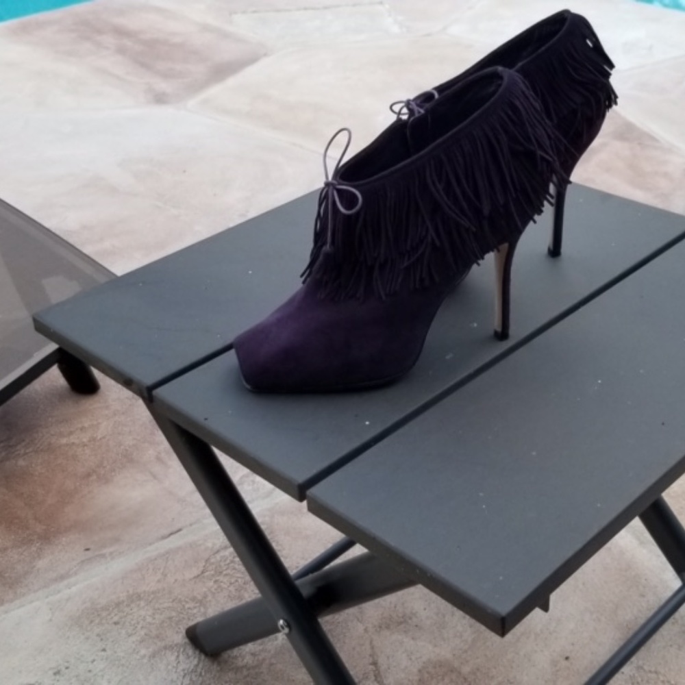 MANOLO BLAHNIK SUEDE FRINGE TRIM ACCENT SANDELS. SIZE 38.5 OR 8.